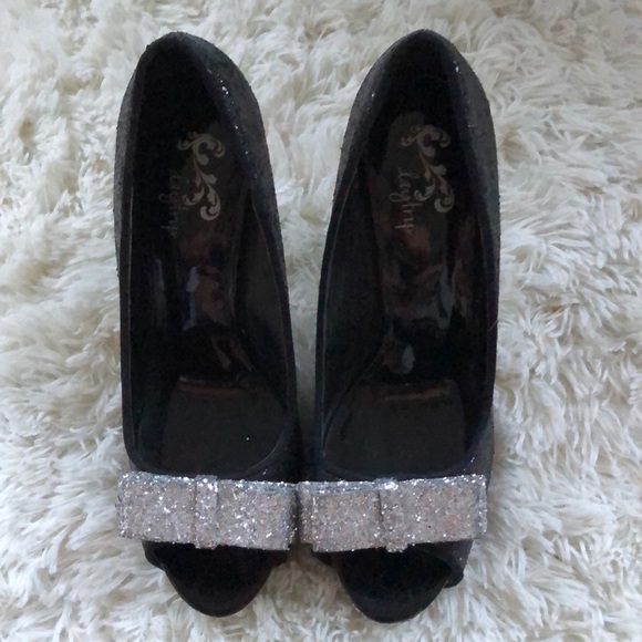 ❤️❤️Gorgeous sparkly silver bow heels 👠 - Picture 2 of 4